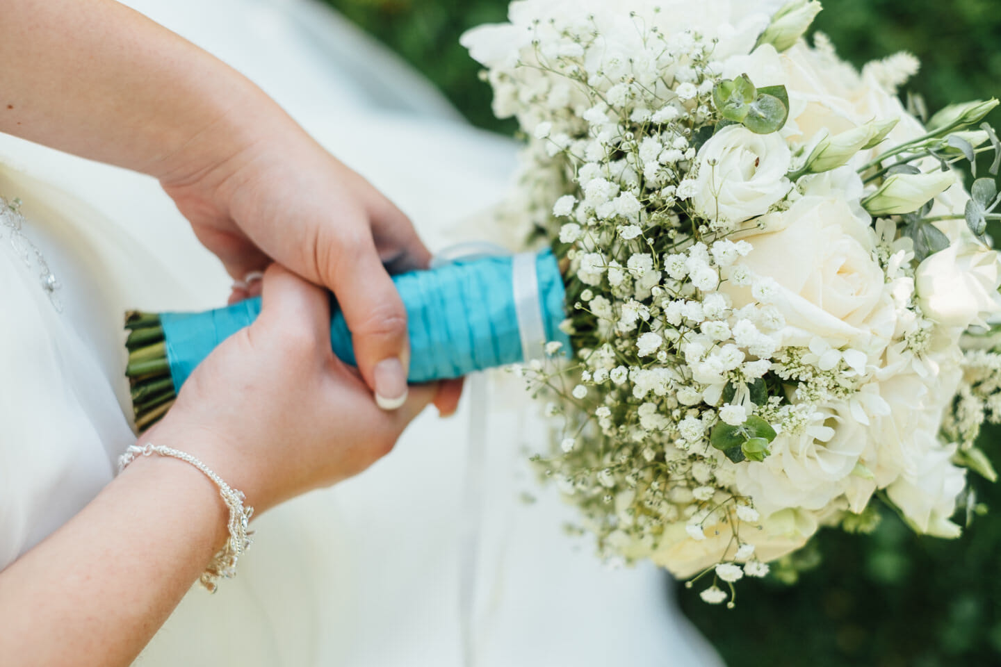 Sabrina und Jochen Sommerhochzeit in Schwetzingen Brautstrauß Ringe Eheringe Detailaufnahmen