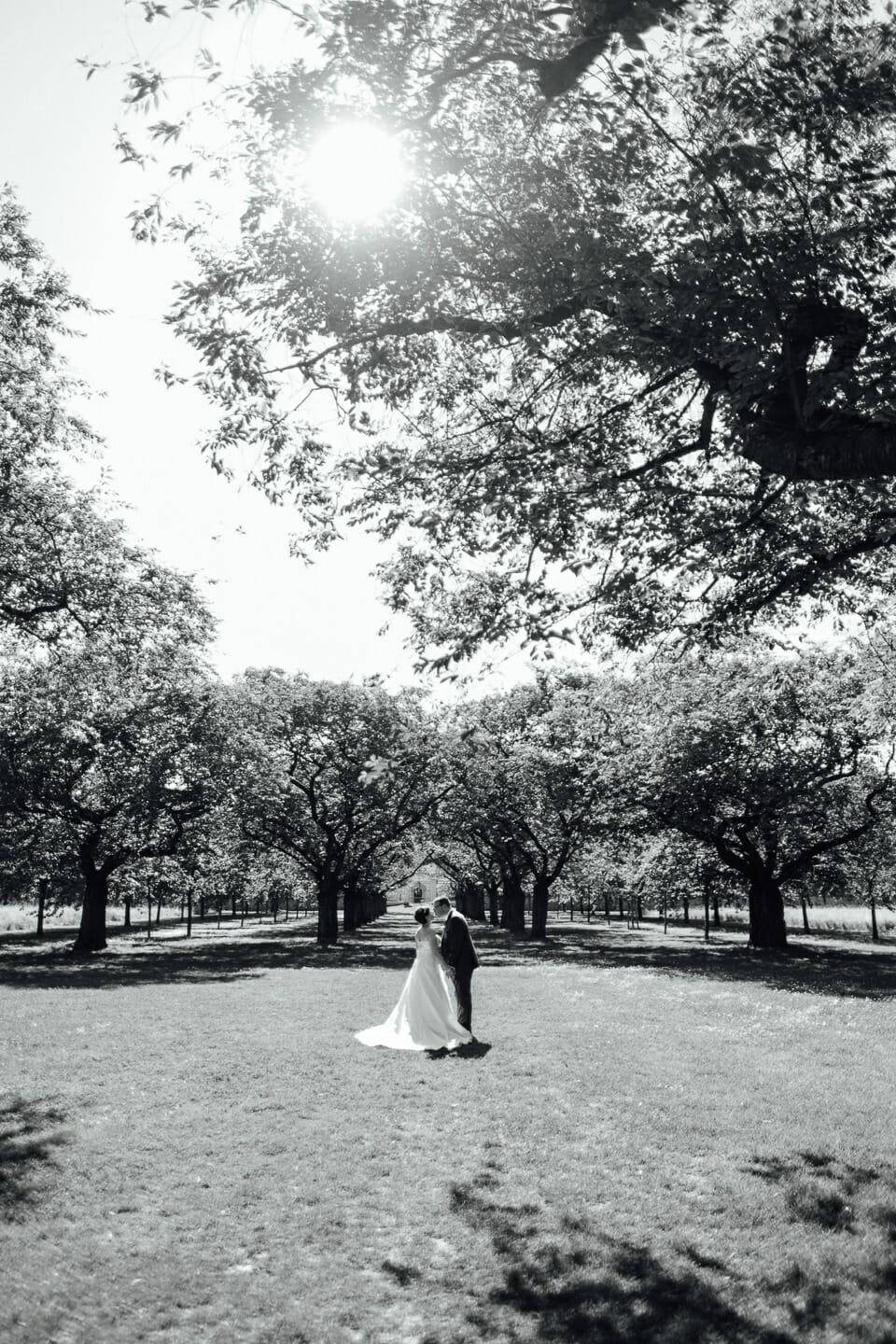 Sabrina und Jochen Sommerhochzeit in Schwetzingen Schlosspark Schlossgarten Schwetzinegn Brautpaar Paarfotos Brautportraits