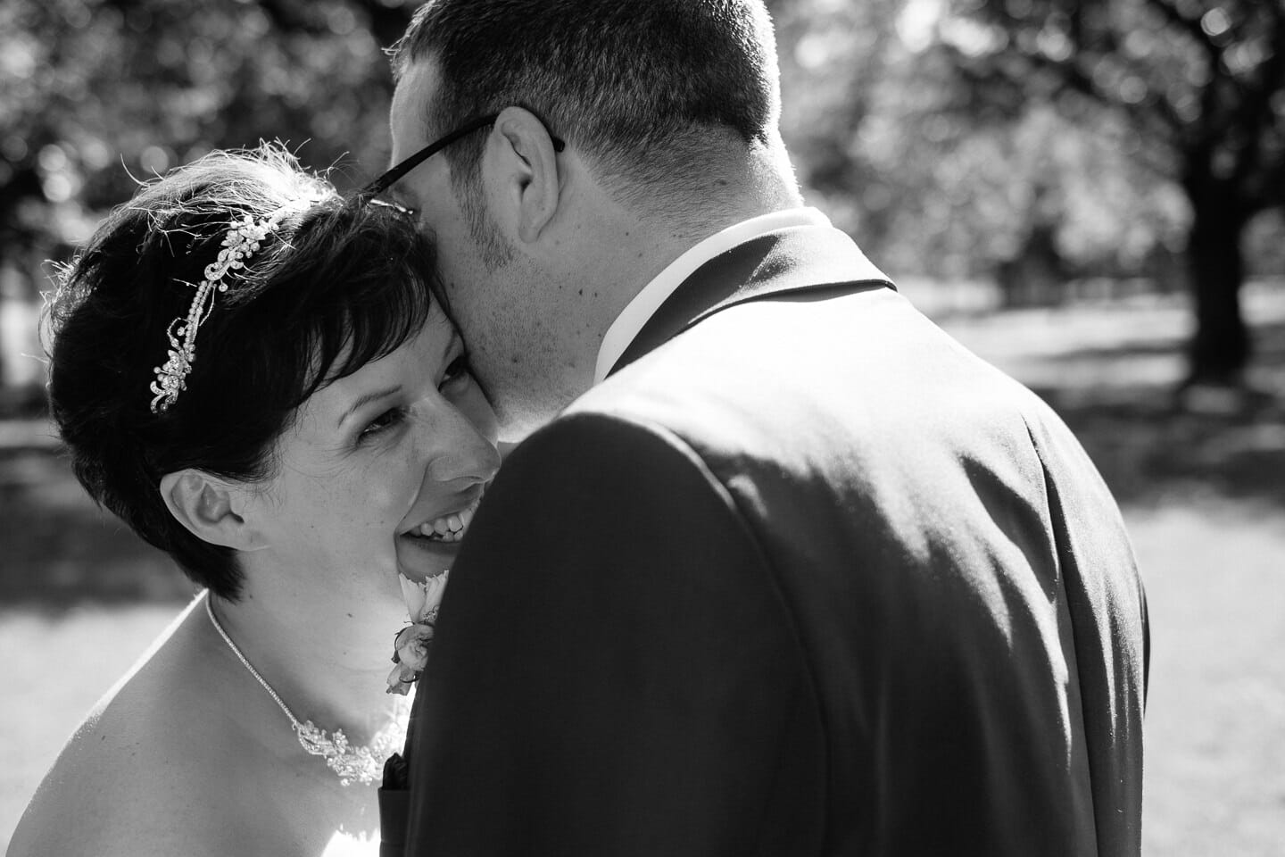 Sabrina und Jochen Sommerhochzeit in Schwetzingen Schlosspark Schlossgarten Schwetzinegn Brautpaar Paarfotos Brautportraits