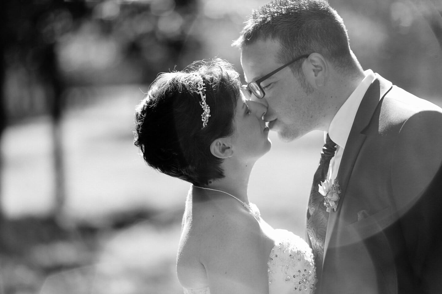 Sabrina und Jochen Sommerhochzeit in Schwetzingen Schlosspark Schlossgarten Schwetzinegn Brautpaar Paarfotos Brautportraits