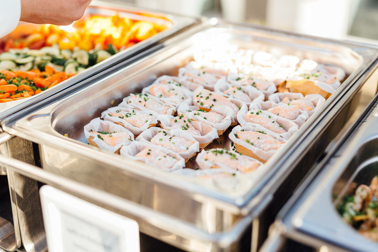 Sabrina und Jochen Sommerhochzeit in Schwetzingen Hochzeitsreportage Hochzeitsfotograf Rhein-Neckar Hochzeitsfotograf Mannheim Buffet