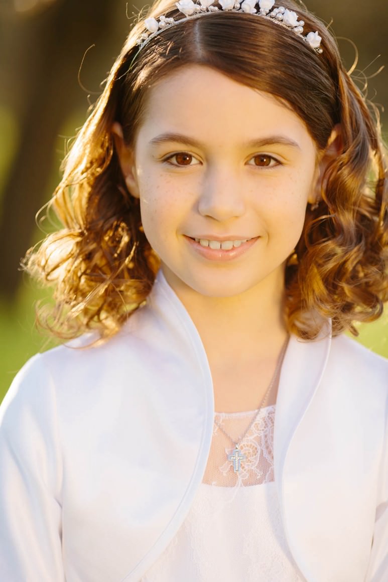 Entspannte Kommunionbilder in der Natur bei Philippsburg Kommunionkind weißes Kleid