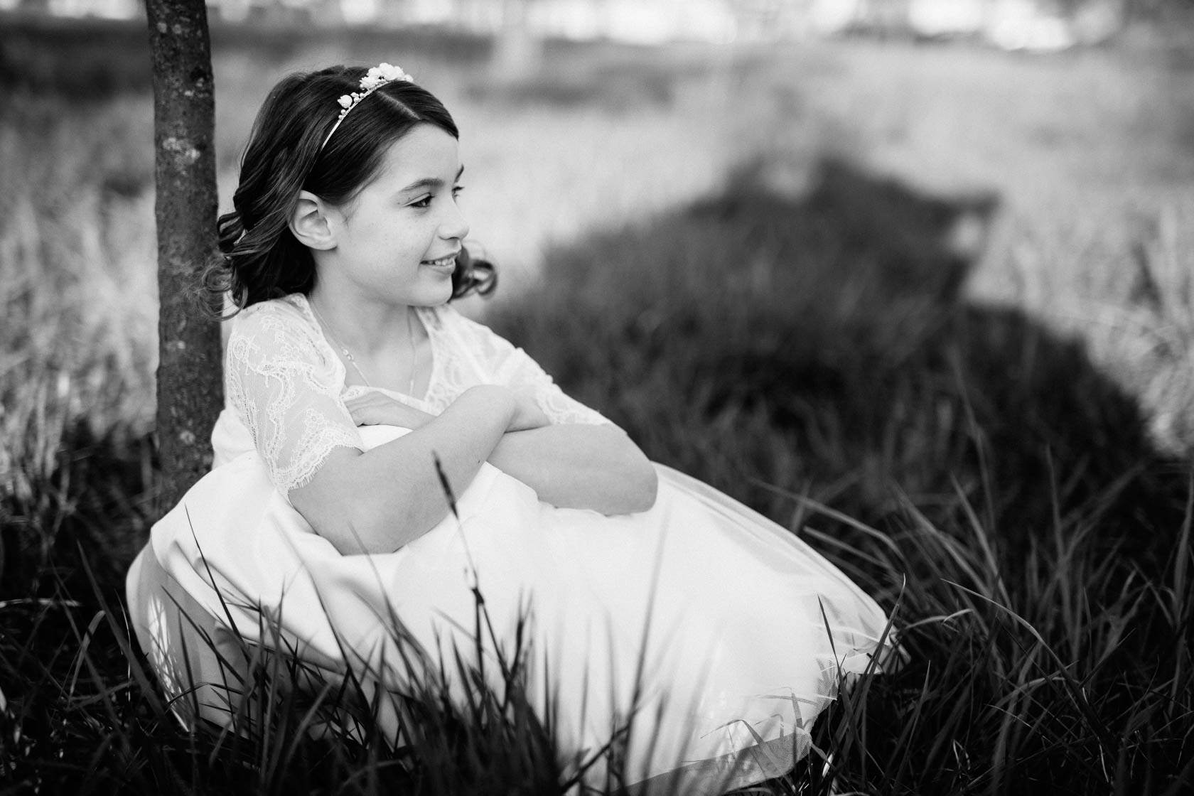 Entspannte Kommunionbilder in der Natur bei Philippsburg Kommunionkind weißes Kleid Obstwiese mit Blumen Frühlingswiese