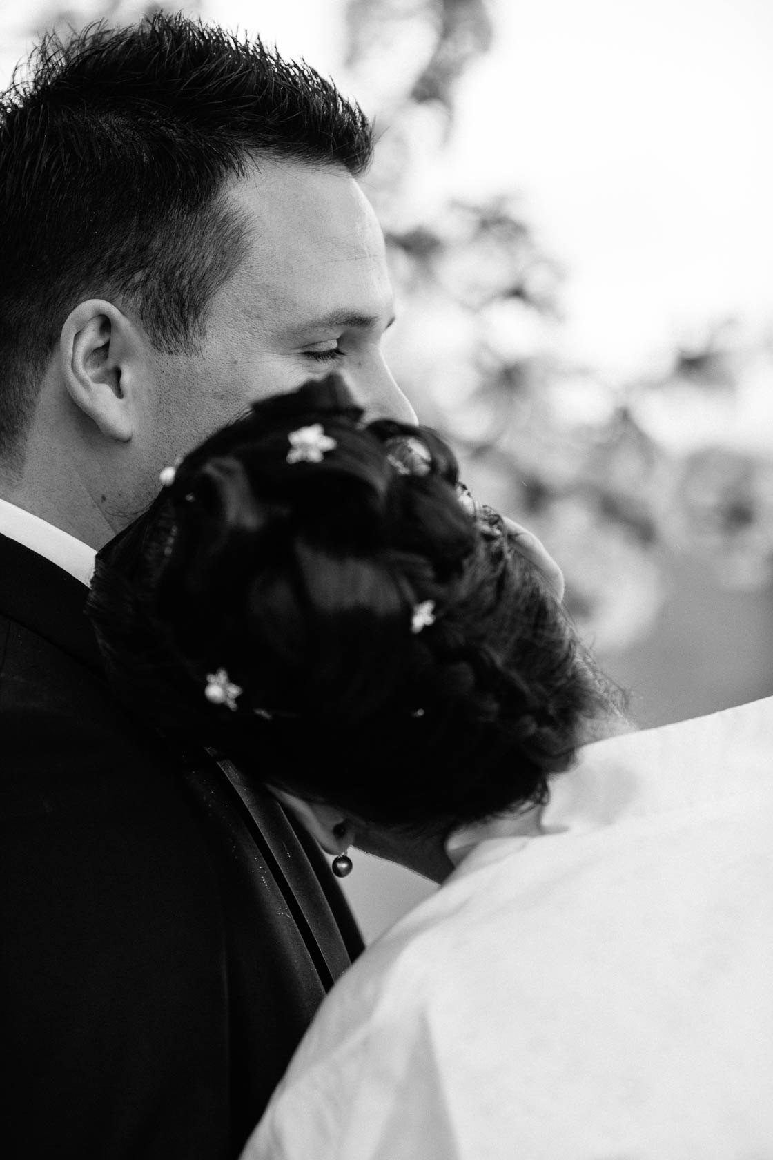 Brautpaar Shoot im Regen Hochzeitsfotos bei Regen Weißer Regenschirm