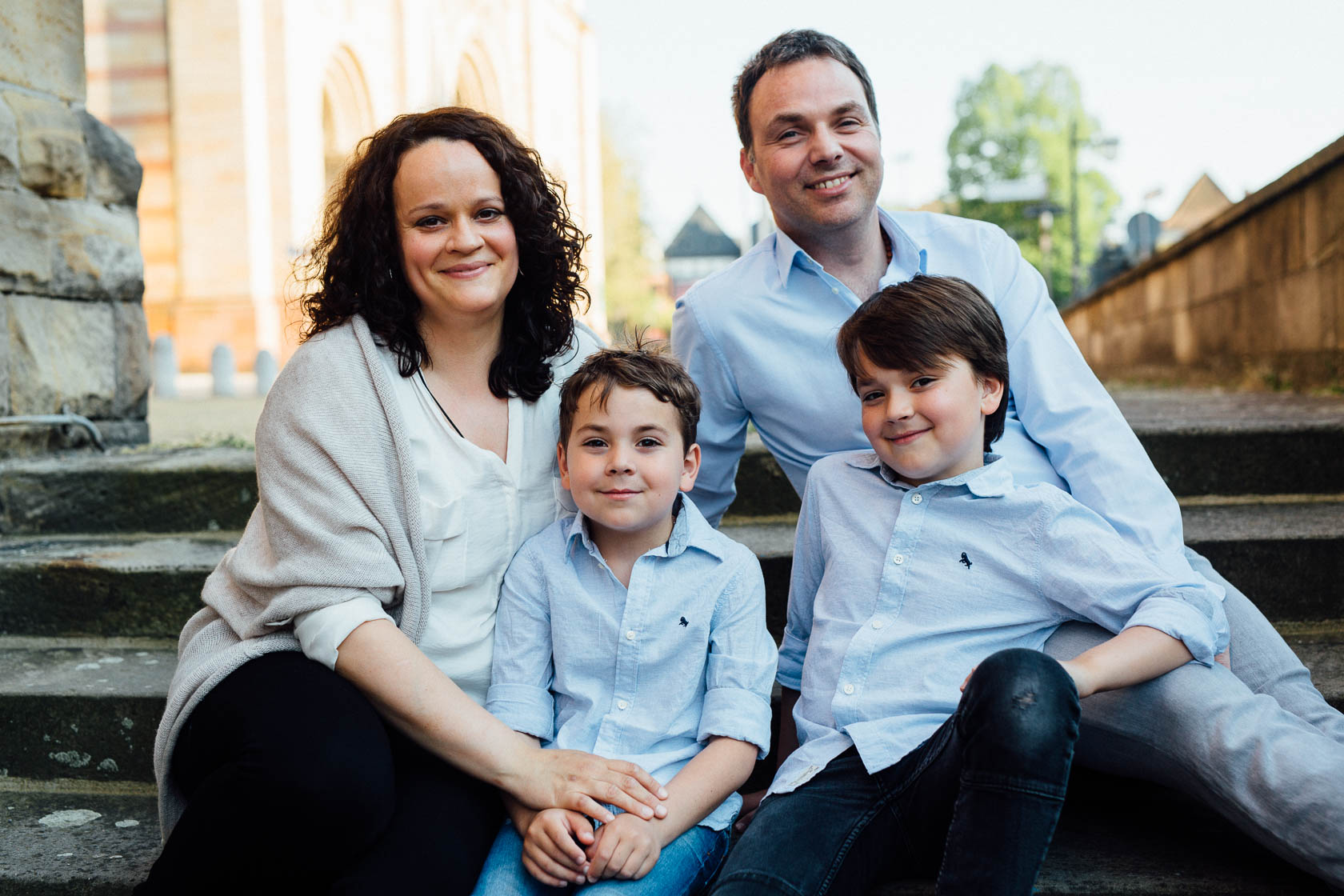 Familienfotos in Speyer Familienportrait Treppe Dom Domplatz