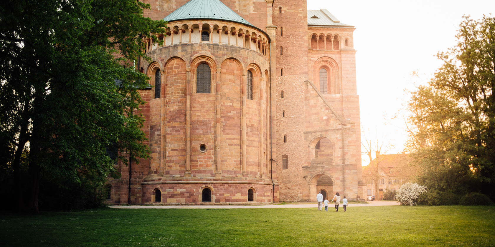 Authentische Familienfotos in Speyer vor dem Speyrer Dom